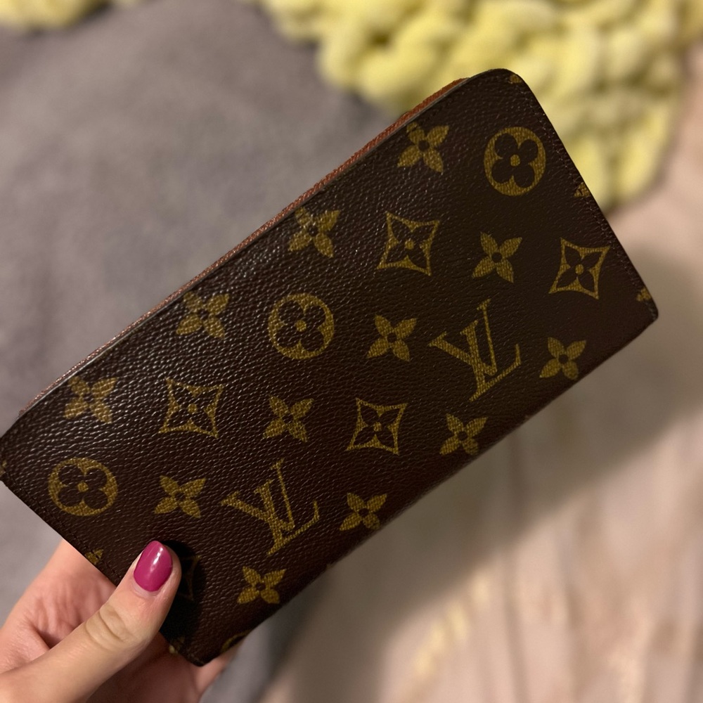 LOUIS VUITTON Zippy Wallet